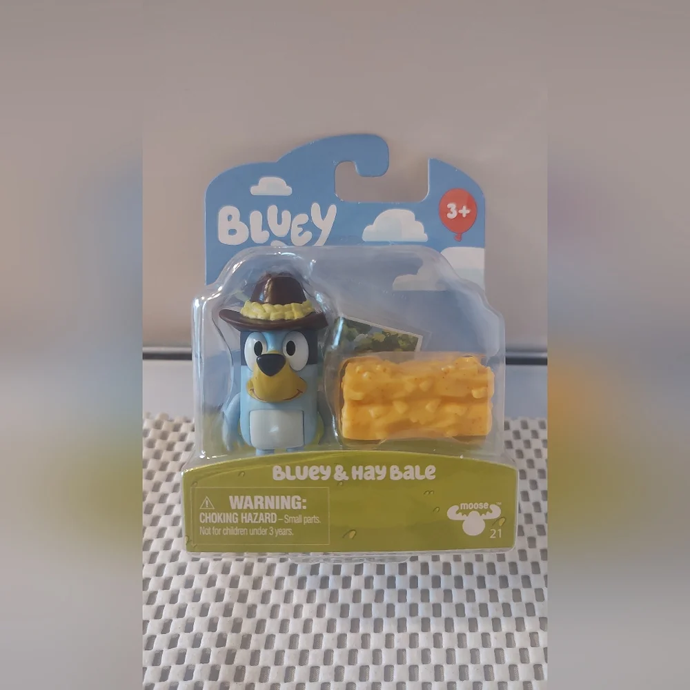 Bluey Cartoon Bluey & Hay Bale Figure NWT